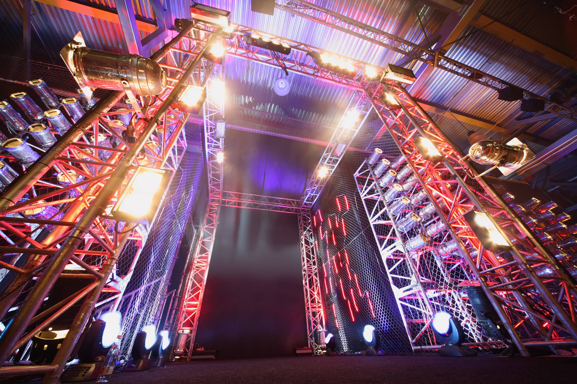 Aluminium truss in stage structures